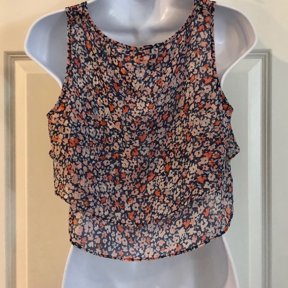 BCBGeneration Flirty Floral Crop Top - Picture 3 of 4